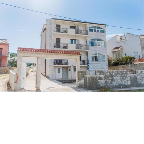 Nice apartment in Slatine with WiFi and 2 Bedrooms