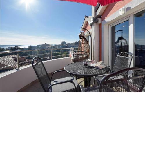 Nice apartment in Solin with Outdoor swimming pool, WiFi and 3 Bedrooms