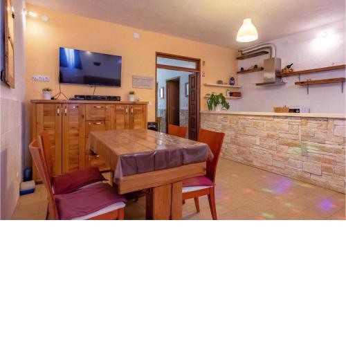Nice apartment in Vir with Outdoor swimming pool, WiFi and 2 Bedrooms