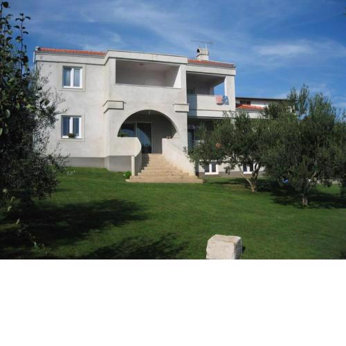 Nice apartment with covered balcony and sea view