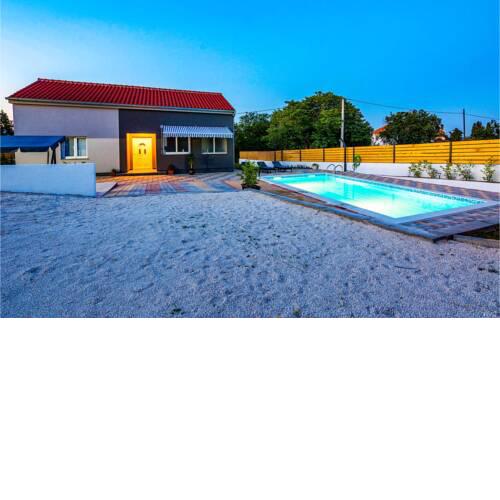 Nice home in Donje Rastane w/ Outdoor swimming pool, WiFi and 3 Bedrooms