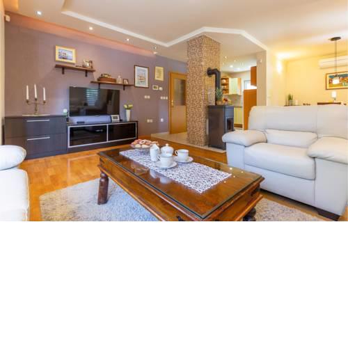 Nice home in Donji Vinjani w/ Outdoor swimming pool and 4 Bedrooms