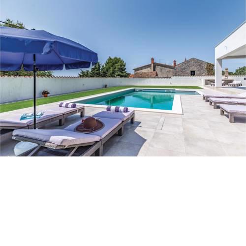 Nice home in Galizana w/ Outdoor swimming pool, Jacuzzi and 4 Bedrooms