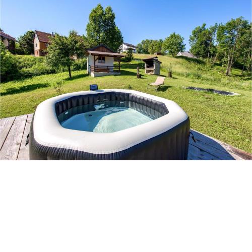 Nice home in Gomirje with Jacuzzi and 2 Bedrooms