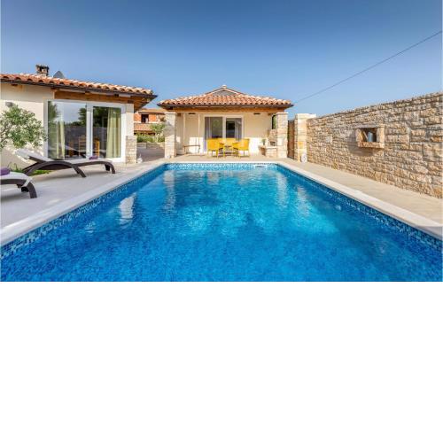Nice home in Klimni with Outdoor swimming pool, WiFi and 3 Bedrooms