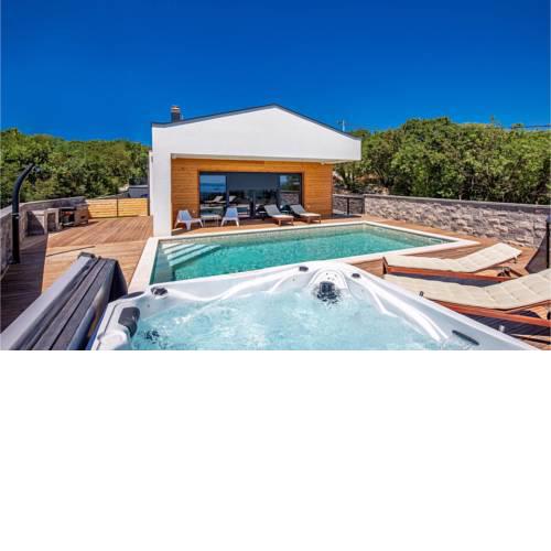Nice home in Kostrena w/ Jacuzzi, Sauna and 3 Bedrooms