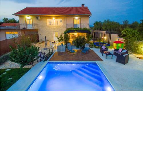 Nice home in Lisicic w/ Outdoor swimming pool and 4 Bedrooms