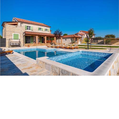 Nice home in Lisicic w/ Outdoor swimming pool and 4 Bedrooms