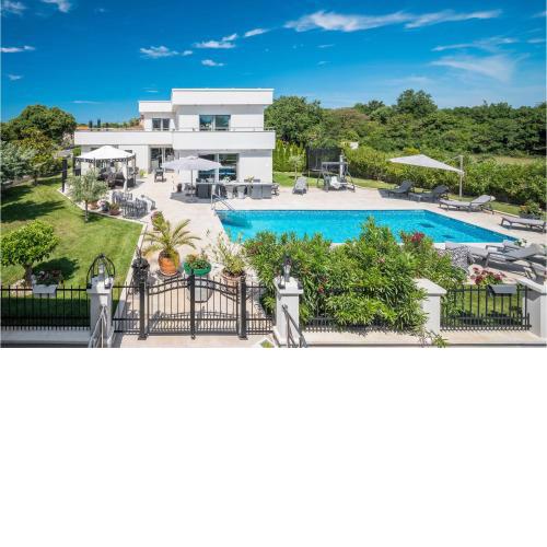 Nice home in Liznjan with Outdoor swimming pool and 8 Bedrooms