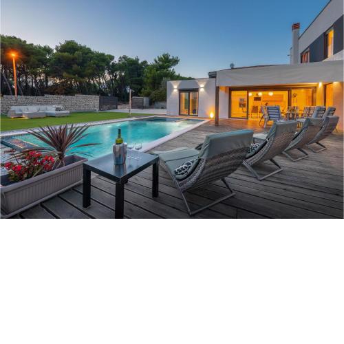 Nice home in Medulin with Outdoor swimming pool, Jacuzzi and 4 Bedrooms