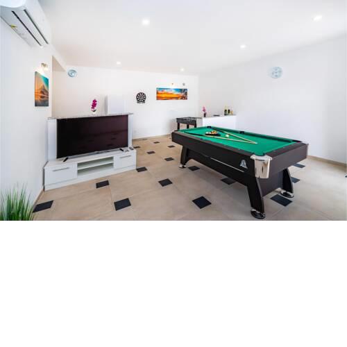 Nice home in Modric w/ Outdoor swimming pool and 4 Bedrooms
