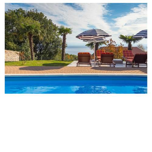Nice home in Opric w/ Outdoor swimming pool and 3 Bedrooms