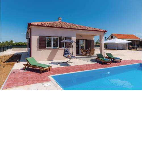 Nice home in Pakovo Selo w/ Outdoor swimming pool, WiFi and 3 Bedrooms