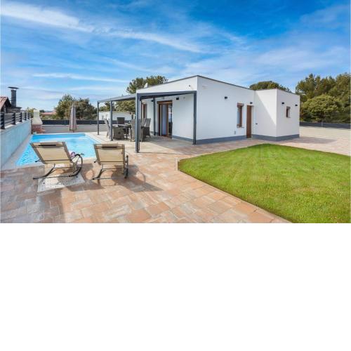 Nice home in Peroj with Outdoor swimming pool, WiFi and 2 Bedrooms