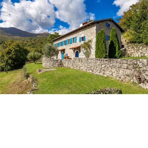 Nice home in Poljane w/ 3 Bedrooms