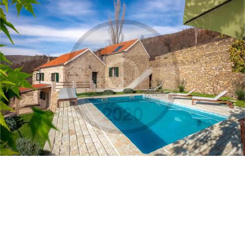 Nice home in Ricice w/ Outdoor swimming pool, WiFi and 4 Bedrooms