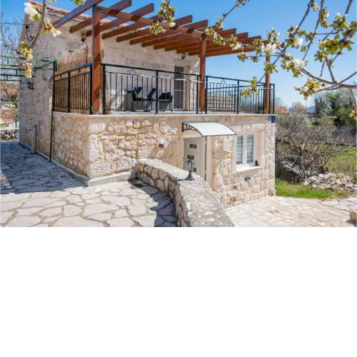 Nice home in Runovici with Jacuzzi, WiFi and 2 Bedrooms