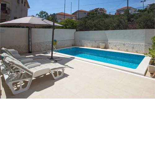 Nice home in Seget Donji w/ Outdoor swimming pool, Jacuzzi and 3 Bedrooms