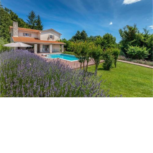 Nice home in Snasici with Sauna, WiFi and 4 Bedrooms