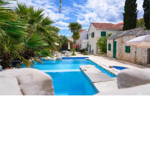 Nice home in Sutivan w/ Outdoor swimming pool and 7 Bedrooms