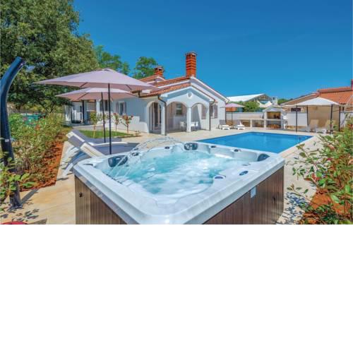 Nice home in Vabriga w/ Outdoor swimming pool, Jacuzzi and Outdoor swimming pool