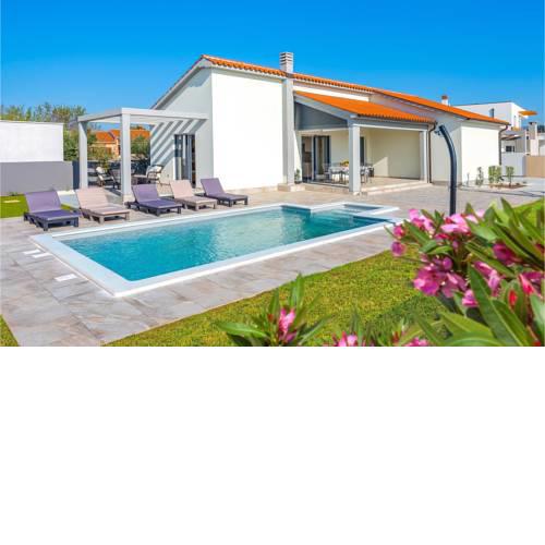 Nice home in Vodnjan w/ Outdoor swimming pool and 2 Bedrooms