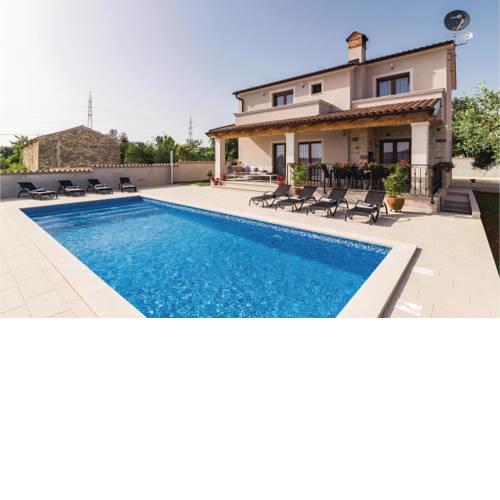 Nice home in Vodnjan w/ Outdoor swimming pool, WiFi and 4 Bedrooms
