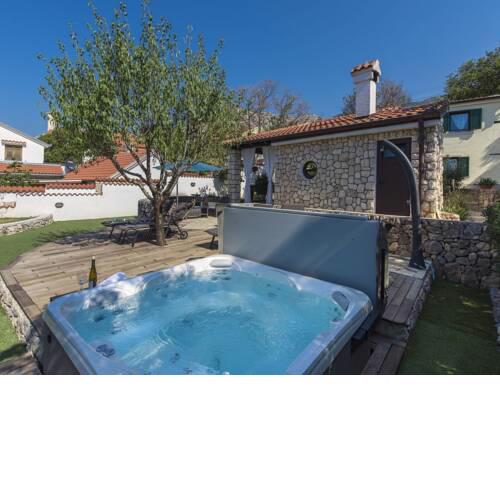 Nice summer house with sea view, jacuzzi, private garden