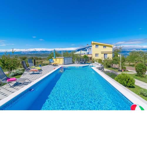 Spacious Apartment in Podgradina with Pool