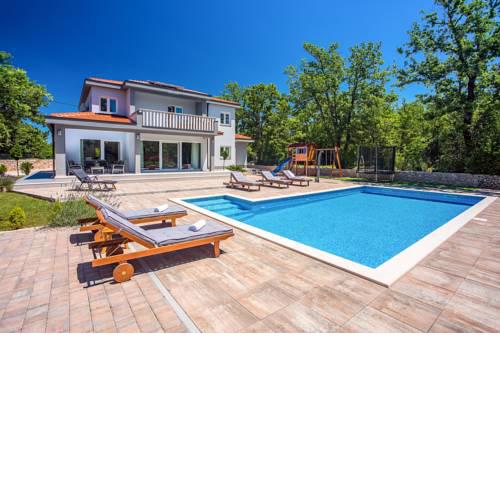 Novak Villa Sleeps 10 with Pool Air Con and WiFi