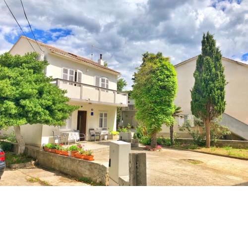 Novalja center 4 bedroom & jacuzzi house