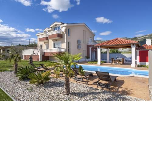 Novi Stafilic Villa Sleeps 12 with Pool Air Con and WiFi
