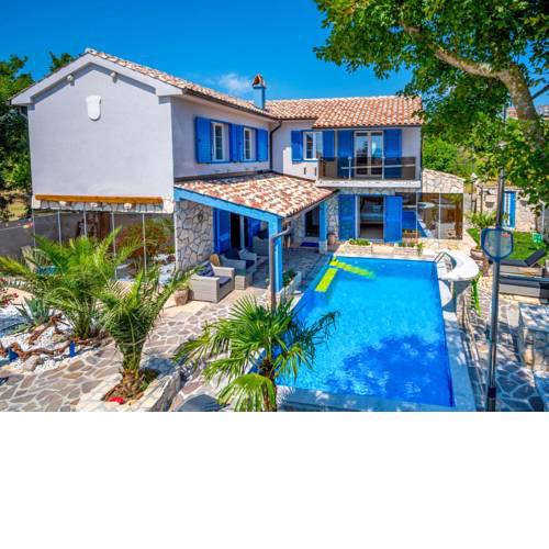 Novi Vinodolski Villa Sleeps 8 with Pool Air Con and WiFi