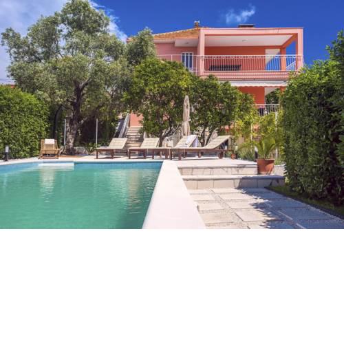 Okrug Gornji Villa Sleeps 10 with Pool Air Con and WiFi