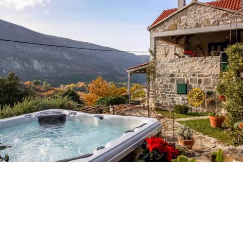Old Stone Villa Lipa with a Hot Tub Jacuzzi