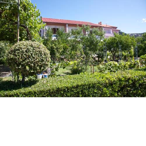 One-Bedroom Apartment in Banjol I