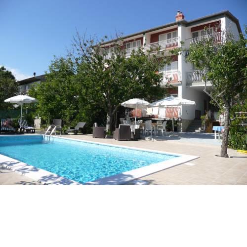 One-Bedroom Apartment in Barbat V