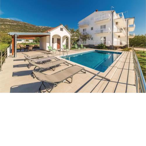 One-Bedroom Apartment in Kastel Luksic
