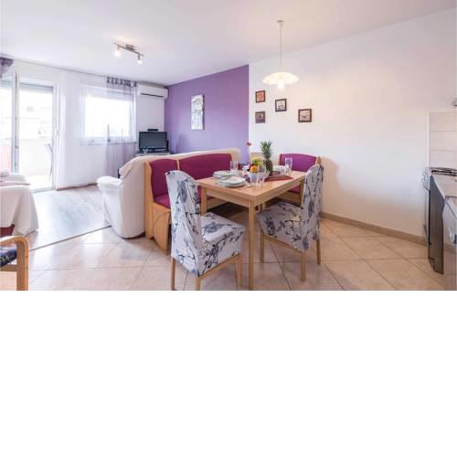 One-Bedroom Apartment in Liznjan