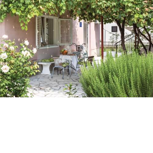 One-Bedroom Apartment in Metkovic