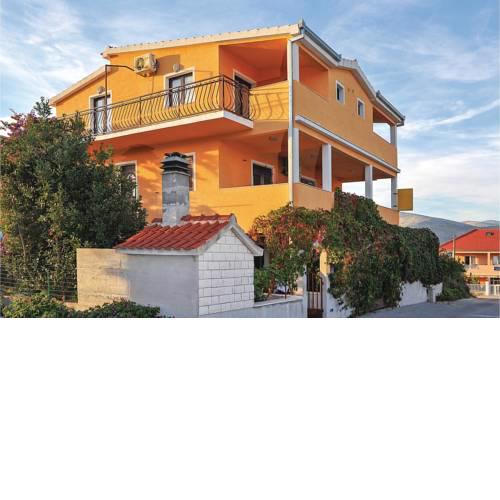 One-Bedroom Apartment in Okrug Donji