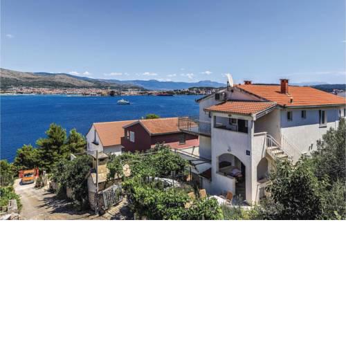 One-Bedroom Apartment in Okrug Donji
