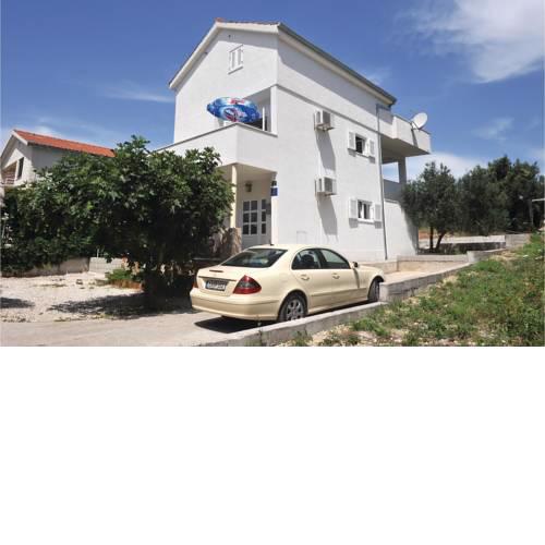 One-Bedroom Apartment in Okrug Gornji
