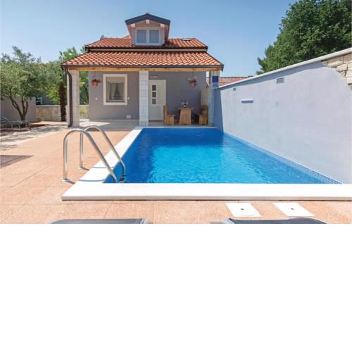 One-Bedroom Apartment in Peroj