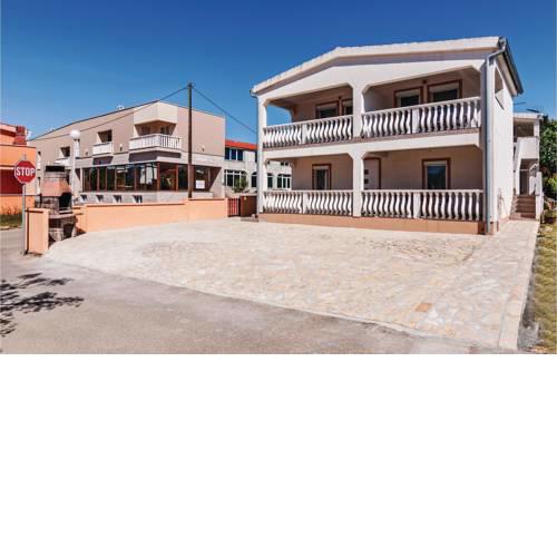 One-Bedroom Apartment in Vir