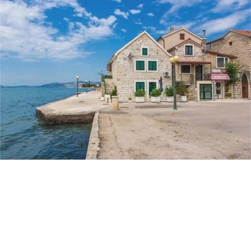 One-Bedroom Apartment with Sea View in Kastel Kambelovac