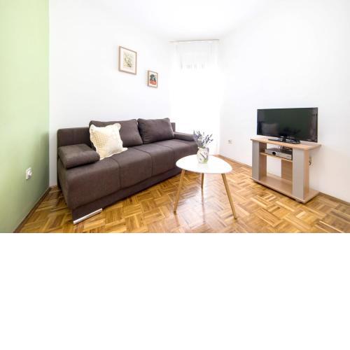 One bedroom appartement at Igrane 50 m away from the beach with sea view furnished balcony and wifi