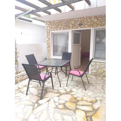 One bedroom appartement with furnished terrace and wifi at Vir