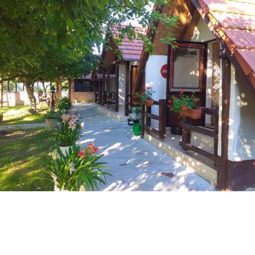 One bedroom bungalow with enclosed garden and wifi at Brinjani 1 km away from the beach