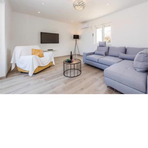 One-Bedroom Holiday Home in Vadalj